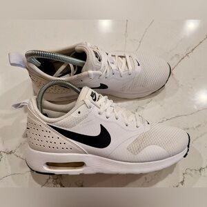 Nike Air Max Tavas White Running Shoes Womens Size 7 Sneakers